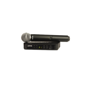Microphone sans fil Shure SM58 professionnel posé sur un support, parfait pour location événementielle à Strasbourg.