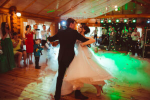 Fumée au sol et confettis pour première danse / mariage à Strasbourg, Alsace